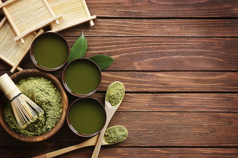 Moringa powder with fresh green leaves